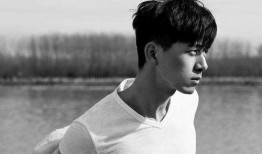 肖战和李现吃瓜,吃瓜群众纷纷围观