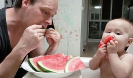 西瓜宝宝吃瓜视频,萌态十足引网友热议