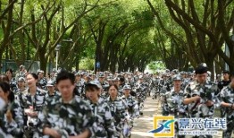 西安学军训吃瓜,吃瓜群众围观趣味瞬间