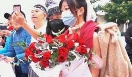 吃瓜女生被求婚,吃瓜女生意外收获浪漫求婚