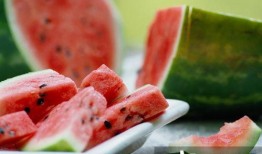 吃瓜被咬腿,意外被瓜咬伤腿部，警惕夏日饮食安全