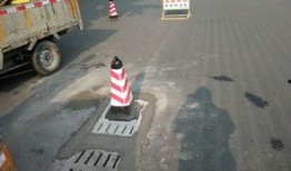 吃瓜骑车掉坑,意外事件引发网友热议