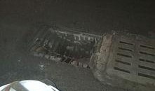 吃瓜骑车掉坑,意外事件引发网友热议