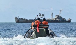 中国渔民演习区外吃瓜