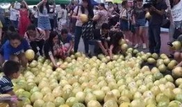 广东广州吃瓜群众,广州街头“吃瓜”众生相