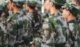 西安学军训吃瓜,吃瓜群众围观趣味瞬间